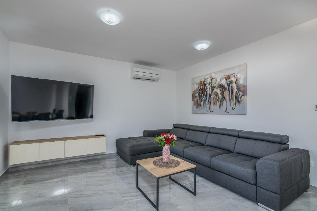 Apartments Elle Luxury Vantacici Malinska Exterior foto